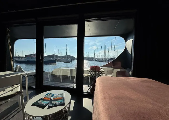 Tinyfloat Semesterbostad *